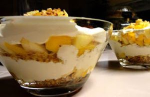 Εύκολο σπιτικό γλυκό trifle με γιαούρτι, τυρί κρέμα και γλυκό πεπόνι