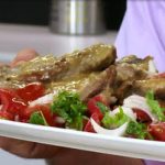 Νόστιμες μπριζόλες με μανιτάρια, γιαούρτι και ντοματίνια