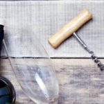 Πως να ανοίξετε ένα μπουκάλι κρασί με ένα σφυρί και ένα καρφί!
