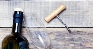 Πως να ανοίξετε ένα μπουκάλι κρασί με ένα σφυρί και ένα καρφί!