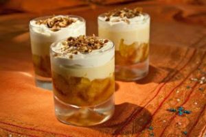 Εύκολο σπιτικό γλυκό trifle με κρέμα βανίλια και ροδάκινα