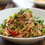 Δροσερή πρωτότυπη σαλάτα με κοτόπουλο, noodles και λαχανικά