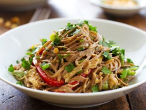 Δροσερή πρωτότυπη σαλάτα με κοτόπουλο, noodles και λαχανικά