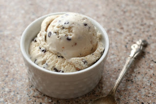 Σπιτικό παγωτό βανίλια με κομματάκια σοκολάτα