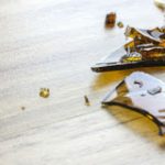 Έτσι, θα μαζέψετε τα γυαλιά από το πάτωμα!