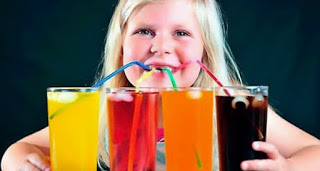 Προσοχή στη ζάχαρη από αναψυκτικά και έτοιμους χυμούς στα παιδιά