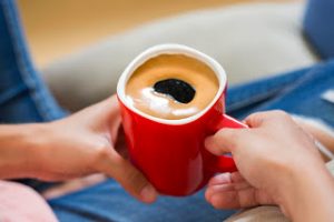 Δείτε πώς μια κούπα καφέ ξυπνάει και προστατεύει το μυαλό μας