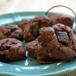 Γρήγορα εύκολα και νόστιμα σπιτικά cookies με κομμάτια κουβερτούρα και φουντούκια