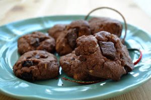Γρήγορα εύκολα και νόστιμα σπιτικά cookies με κομμάτια κουβερτούρα και φουντούκια