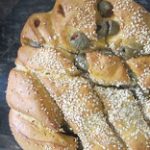 Πεντανόστιμο ελιόψωμο με πράσινες ελιές και πασατέμπο