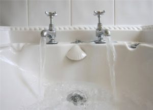 Καθαρίστε το σιφόνι του μπάνιου σας απλά