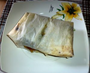 Υγιεινό λαβράκι σε λαδόκολλα με τυρί κρέμα και φινόκιο