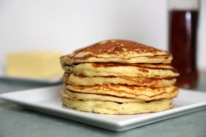 Αλμυρά pancakes βρώμης με γαλοπούλα, τυρί και καλαμπόκι