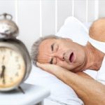 Πώς τα παραπάνω κιλά προκαλούν άπνοιες στον ύπνο