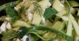 Πράσινη σαλάτα με βαλεριάνα, ωμό κολοκυθάκι και κατσικίσιο τυρί