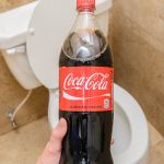 Coca cola στην λεκάνη!
