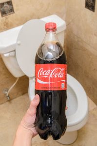 Coca cola στην λεκάνη!