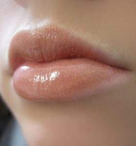 Δείτε δύο μοναδικούς τρόπους για να απαλύνετε τα σκασμένα χείλη!