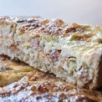 Σπιτική τάρτα ολικής άλεσης με τυριά , γιαούρτι και πολλά λαχανικά