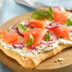 Σνακ με cream crackersμε β – γλυκάνη, τυρί τύπου cottage, σολομό και ντοματίνια