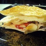 Εύκολο γλυκό με αραβικές πίτες με φρούτα, μέλι και φουντούκια