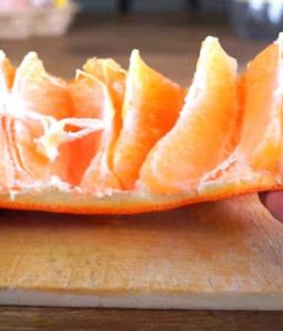 Ο πιο εύκολος και γρήγορος τρόπος για να καθαρίσετε ένα πορτοκάλι!