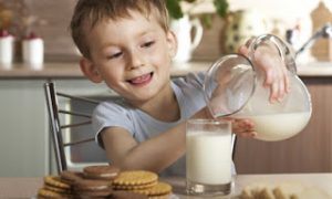 Τι κάνω αν το παιδί μου πίνει πολύ γάλα