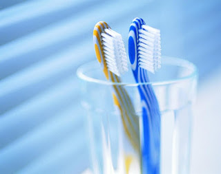Ένας περίεργος τρόπος για να καθαρίσετε την οδοντόβουρτσα σας