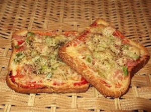 Εύκολη πίτσα με ψωμί του τοστ, γραβιέρα, ελιές και μανιτάρια