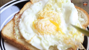 Πως να τηγανίσετε ένα αυγό με την βοήθεια ενός κρεμμυδιού!