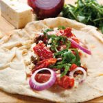Πρωτότυπες αραβικές πίτες με λαχανικά, ελιές και αντζούγιες
