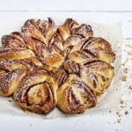 Σπιτικά μπριός γεμιστά με καρύδι και κανέλα