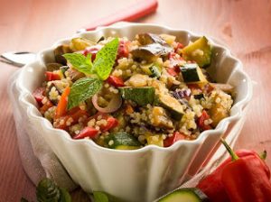 Υγιεινή πρωτότυπη σαλάτα με κινόα, κοτόπουλο και λαχανικά