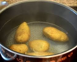 Για να μην σκάνε οι πατάτες στο βράσιμο!