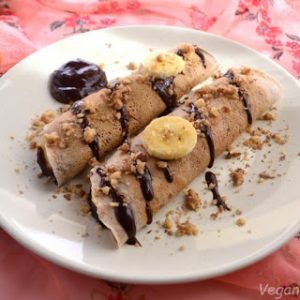 Γλυκιά κρέπα με τορτίγια ολικής, ταχίνι με μέλι, μπανάνα και μπισκότο τύπου digestive