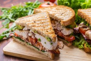 Light club sandwich με κοτόπουλο και σπανάκι