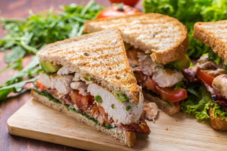 Light club sandwich με κοτόπουλο και σπανάκι