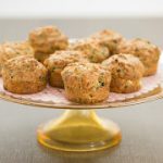 Muffin φέτας με πράσινο πιπέρι & καρύδια
