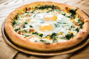 Πίτσα με σπανάκι, αυγά μάτια και βιολογική φέτα Χωριό