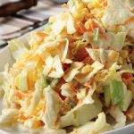 Σαλάτα λάχανο, με μήλο, κάσιους και dressing γιαουρτιού