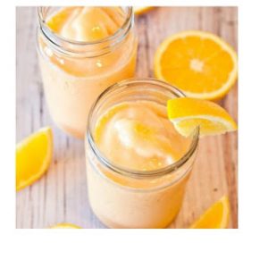 Smoothie με πράσινο τσάι, ανανά, μπανάνα και χυμό πορτοκάλι