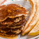 Pancakes βρώμης με ταχίνι κακάο, μπανάνα και καρύδια