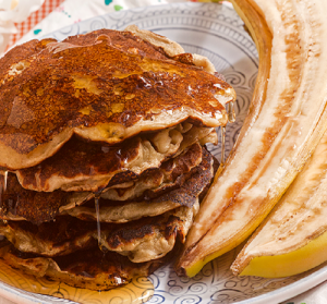 Pancakes βρώμης με ταχίνι κακάο, μπανάνα και καρύδια