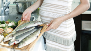 Πώς η κατανάλωση ψαριού περιορίζει τα συμπτώματα της ρευματοειδούς αρθρίτιδας