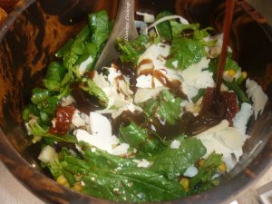 Πράσινη σαλάτα με ρόκα, ντοματίνια, κουκουνάρι, ξινόγαλο