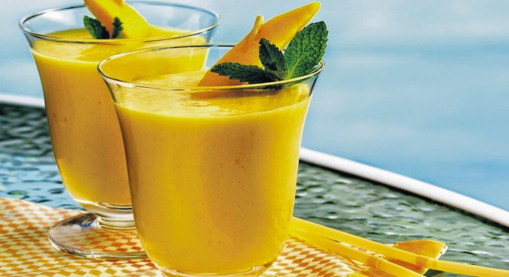 Smoothie με μπανάνα, λεμόνι, τσάι, δυόσμο και γάλα