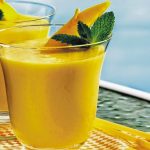 Smoothie με μπανάνα, λεμόνι, τσάι, δυόσμο και γάλα
