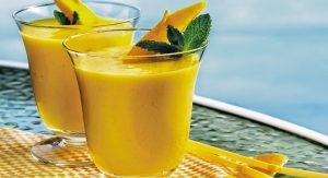 Smoothie με μπανάνα, λεμόνι, τσάι, δυόσμο και γάλα