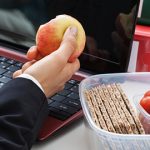 Υγιεινές και χορταστικές ιδέες για ελαφριά γεύματα στη δουλειά