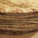 Γλυκό πρωινό για παιδιά με αραβικές πίτες μαρμελάδα πορτοκάλι και μπισκότο ολικής